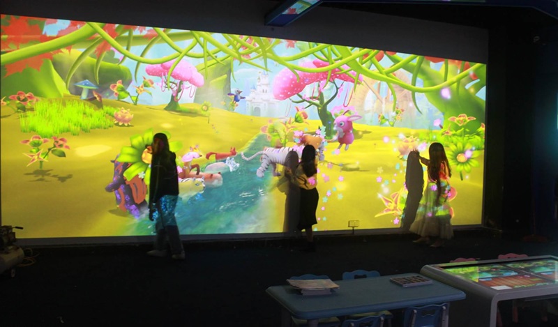 墻面投影互動涂鴉-蘇州好奇數字科技