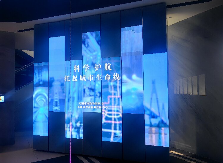 多屏聯動機械旋轉柱滑軌屏：創新展示技術的革命性進步-好奇數字科技